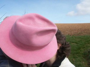 0903-0114 - pink hat kiss (karen and chris)
